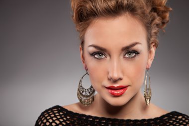 Kırmızı rujlu kadın.