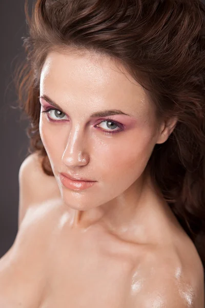 Sexy brunette vrouw met natte gezicht — Stockfoto
