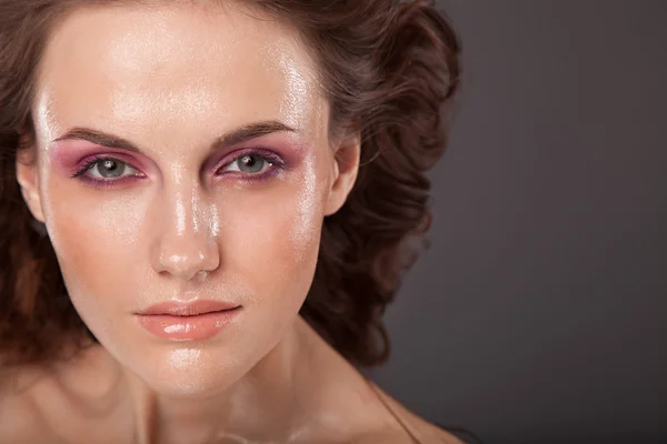 Seksowny brunetka kobieta z mokrą twarz — Zdjęcie stockowe