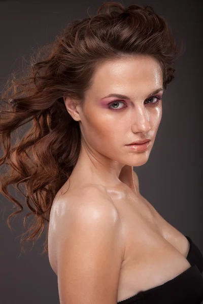 Sexy brunette vrouw met natte gezicht — Stockfoto