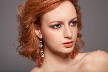 doğal makyaj ile bir duygusallık Kızıl saçlı kız portresi