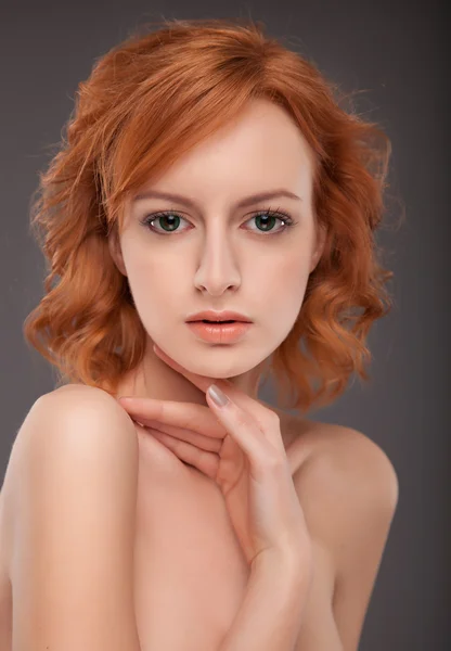 Muotokuva kaunis punapää tyttö luonnollinen meikki — kuvapankkivalokuva
