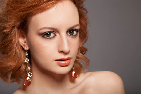Porträtt av en sinnlighet rödhårig flicka med naturlig make-up — Stockfoto