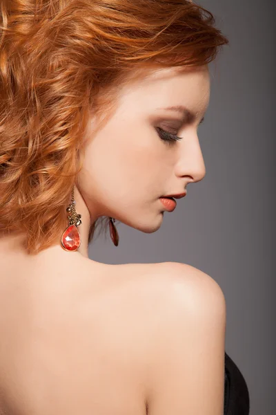 Retrato de uma menina ruiva sensualidade com maquiagem natural — Fotografia de Stock