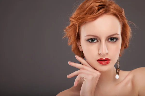 Mooie sensuele vrouw met rode haren — Stockfoto