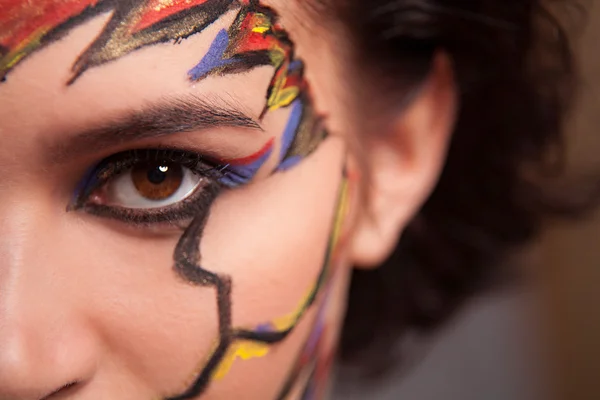Meisje met kleur gezicht kunst — Stockfoto