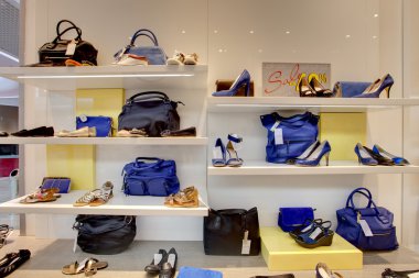 Kadın Ayakkabı minelli dükkanda bir sürü