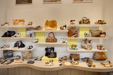 Kadın Ayakkabı minelli dükkanda bir sürü