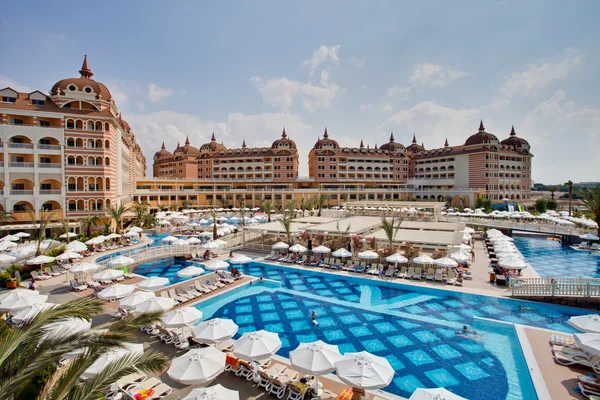 Königlicher Alhambra-Palast. Blick auf den Pool — Stockfoto