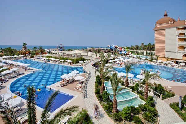 Königlicher Alhambra-Palast. Blick auf den Pool — Stockfoto