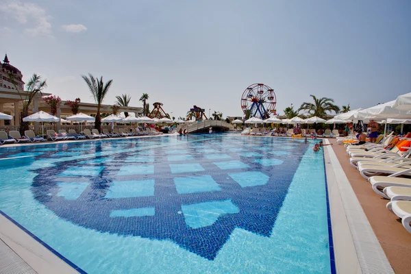 Königlicher Alhambra-Palast. Blick auf den Pool. — Stockfoto