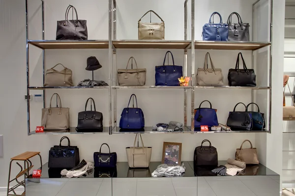 Tienda Coccinelle. Bolsas y accesorios de moda . — Foto de Stock