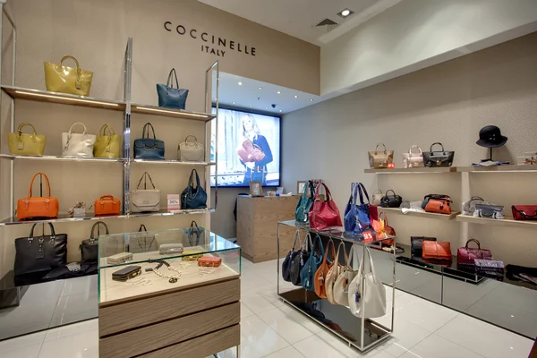 Tienda Coccinelle. Bolsas y accesorios de moda . — Foto de Stock