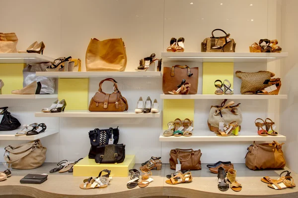 Wiele kobiet buty w sklepie minelli — Zdjęcie stockowe