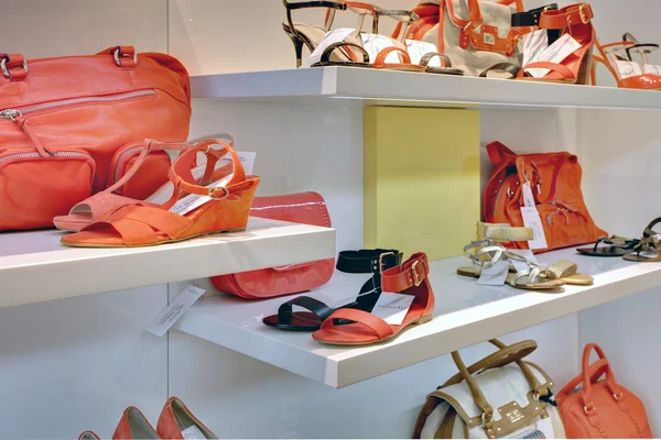 Veel vrouwen schoenen in minelli winkel — Stockfoto