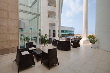 Otel lobisinde açık havada
