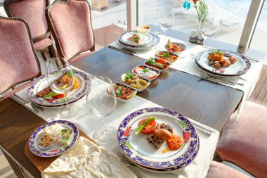 restoranda yan konut kompleksi