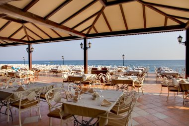 Konut Kompleksi içinde yan restoranında açık havada