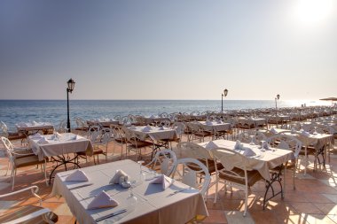 Konut Kompleksi içinde yan restoranında açık havada