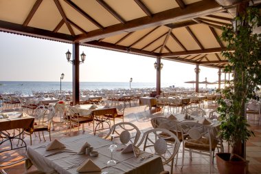 Konut Kompleksi içinde yan restoranında açık havada