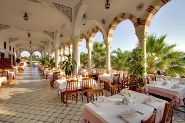 Konut Kompleksi içinde yan restoranında açık havada