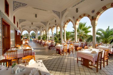 Konut Kompleksi içinde yan restoranında açık havada
