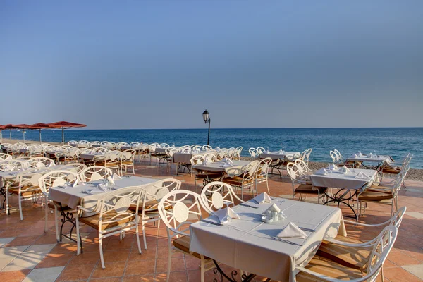 Restaurante al aire libre en complejo residencial en Side — Foto de Stock