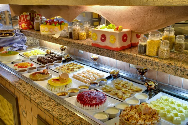 Завтрак "шведский стол" в жилом комплексе в Сиде — стоковое фото