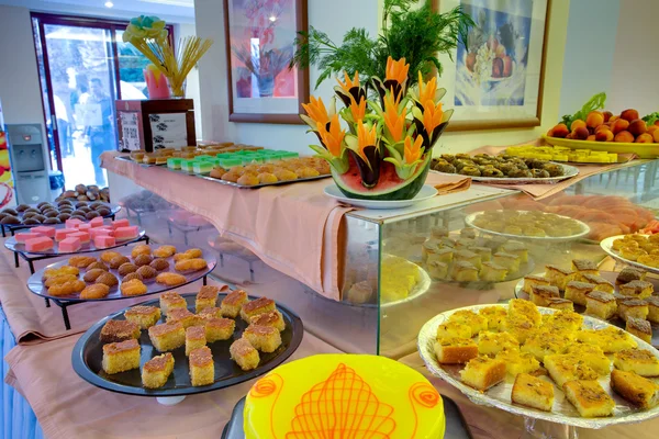 Smorgasbord dans un restaurant dans un complexe résidentiel à Side — Photo