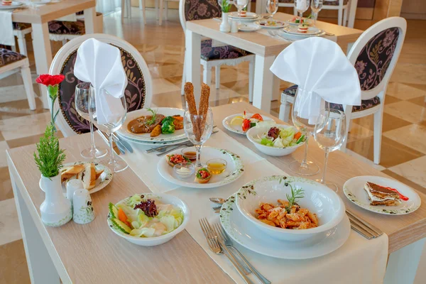 Restaurant in residentieel complex in kant Stockfoto