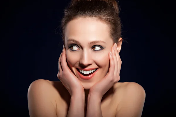 Chica en pendientes — Foto de Stock