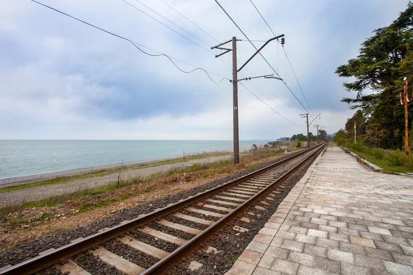 Spoorweg in de buurt van ocean — Stockfoto