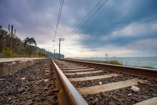 Spoorweg in de buurt van ocean — Stockfoto