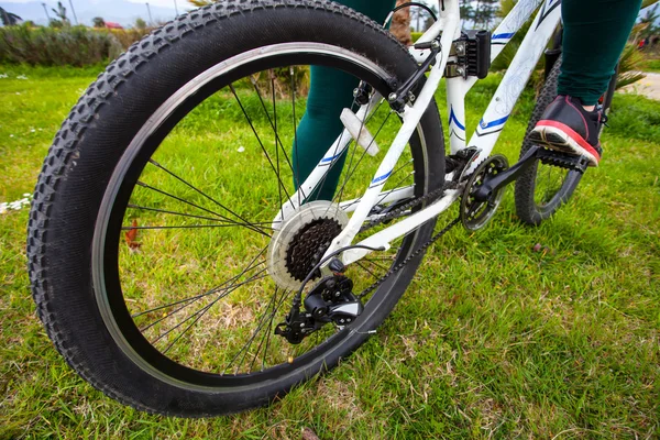 Cyklist på på grönt gräs — Stockfoto