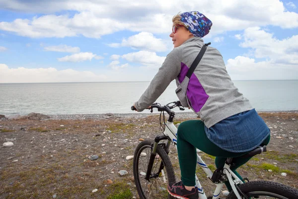 Bisikletçi kadın자전거 타는 여자 — Stok fotoğraf