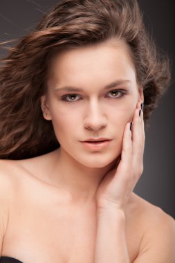 doğal makyaj ile kız