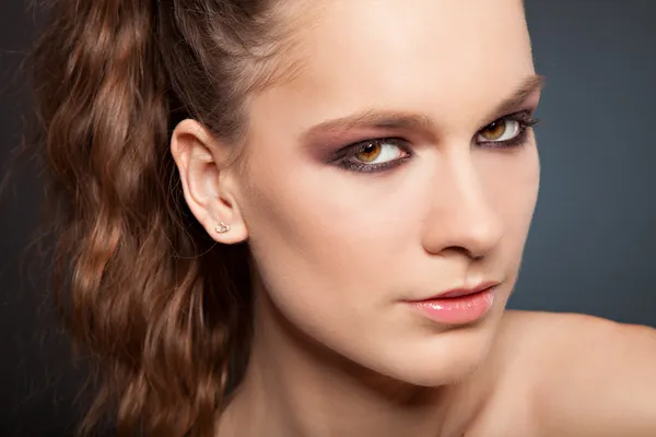 Kvinna med kvällen makeup — Stockfoto