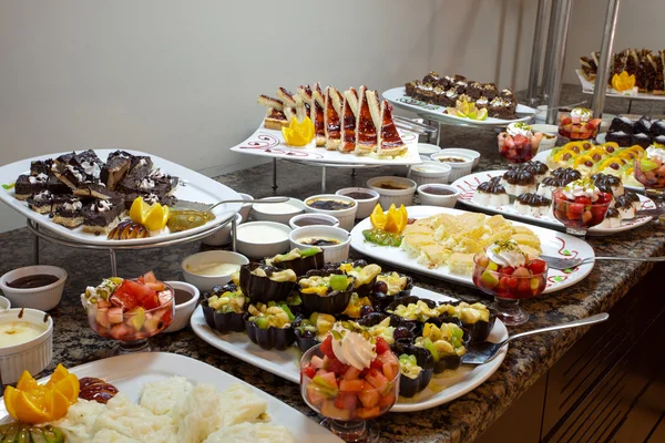 Buffet avec différents apéritifs — Photo