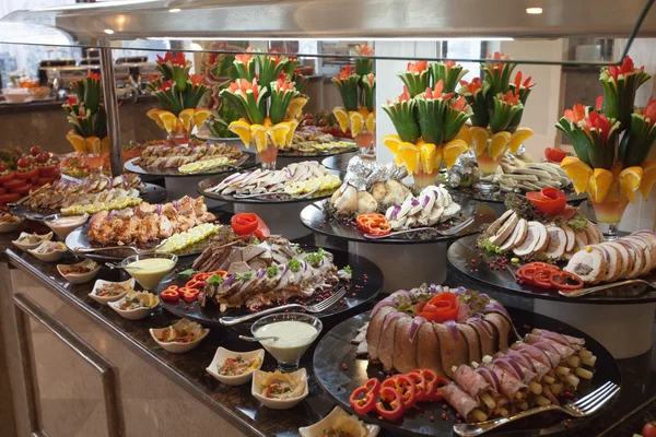 Buffet met verschillende voorgerechten — Stockfoto