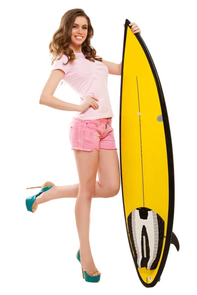 Frau posiert mit Surfbrett — Stockfoto