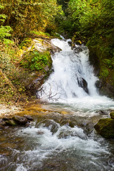 Dağ nehir taşları ile — Stok fotoğraf