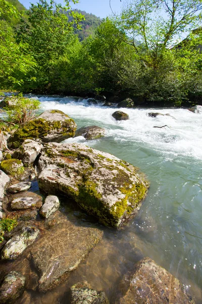 Río de montaña con piedras —  Fotos de Stock