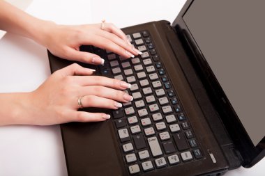 dizüstü bilgisayar ile iş kadını elinde.