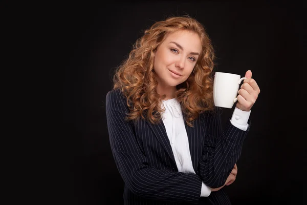 Femme buvant du café avec tasse — Photo