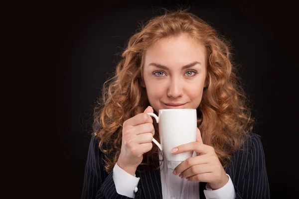 Femme buvant du café avec tasse — Photo