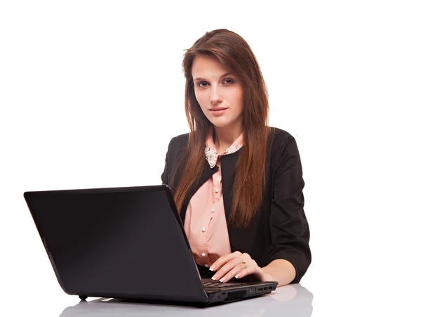 นักธุรกิจหญิงนั่งใช้แล็ปท็อป — ภาพถ่ายสต็อก