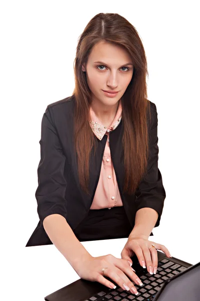 Geschäftsfrau sitzt mit Laptop — Stockfoto