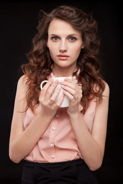 Piękna dziewczyna picia kawy lub herbaty — Zdjęcie stockowe
