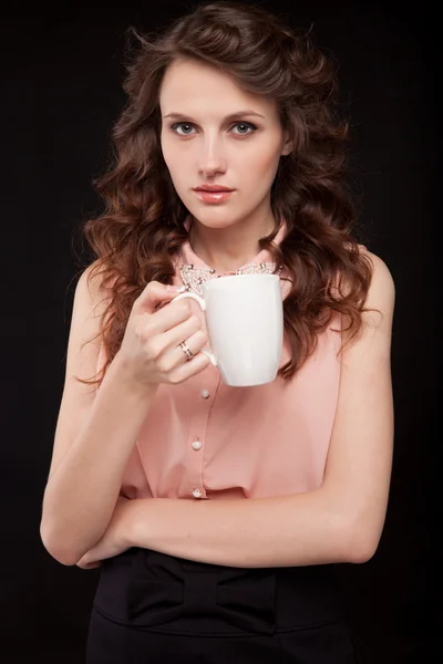 美丽的女孩喝喝茶还是喝咖啡 — 图库照片