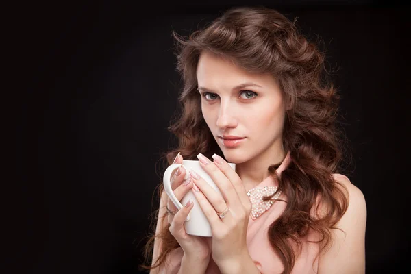 Schönes Mädchen trinkt Tee oder Kaffee — Stockfoto